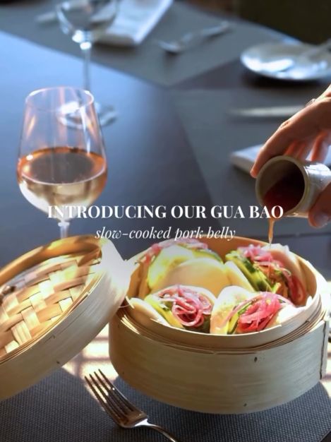 • @vistabalancal EN | A soft, steamed gua bao filled with succulent pork belly, slowly cooked at a low temperature. A combination defined by tender meat, light dough and contrasting textures.

👉 Book direct:
📩 vistabalancal@palheironatureestate.com
📞 +351 291 603 747

PT | Um gua bao macio, cozido a vapor e recheado com barriga de porco suculenta, cozinhada lentamente a baixa temperatura. Uma combinação marcada pela carne tenra, pela massa leve e pelo contraste de texturas.

👉 Reserve diretamente:
📩 vistabalancal@palheironatureestate.com
📞 +351 291 603 747

#MediterraneanCuisine 
#VistaBalancal
#Madeira