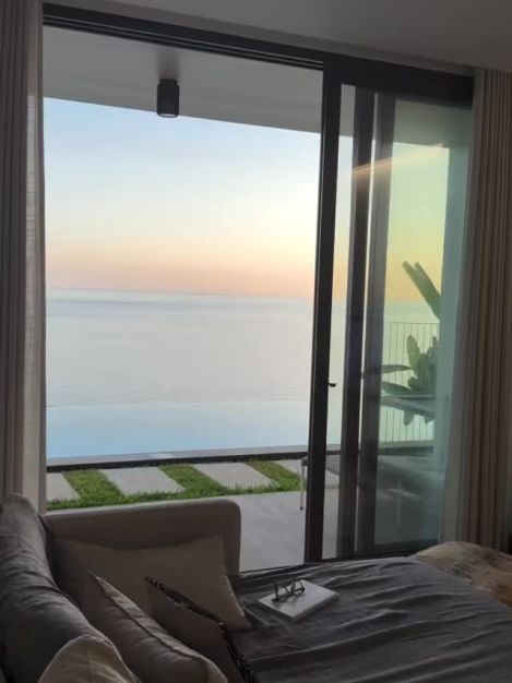 • @funchalseasidevillas Putting down the book for a moment to enjoy this breathtaking view — and the calmness that comes with every sunset. 🌅

The best part? This little piece of magic happens every single day. ✨
#funchalseasidevillas #madeira #navegabemwebdesign #portugal #webdesign