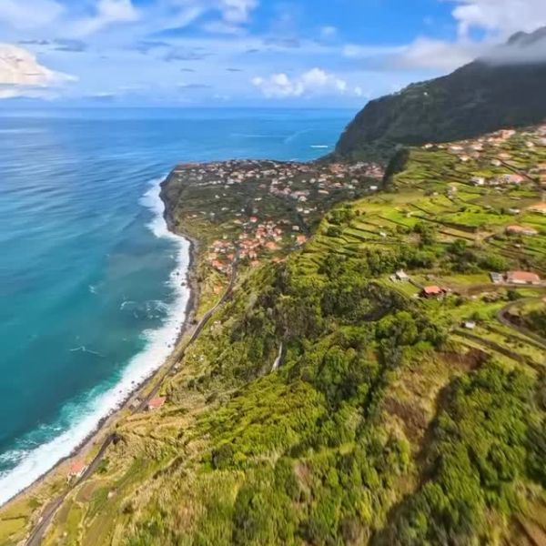 • @ilya.somewhere Green Paradise — Madeira 🇵🇹

@antigravity_global

#antigravity #360drone #fpv
#madeira #portugal